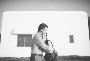 ©Pretty Days - Une seance engagement sur une plage du Pays Basque - La mariee aux pieds nus