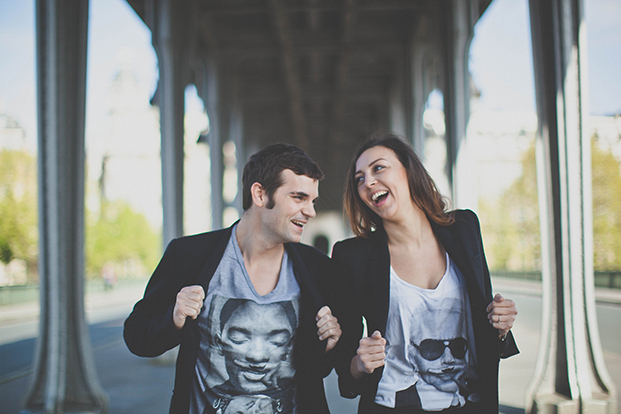 ©Emma Rodriges Photography - Seance engagement a Paris  - La mariee aux pieds nus 