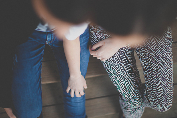 ©Emma Rodriges Photography - Seance engagement a Paris  - La mariee aux pieds nus 