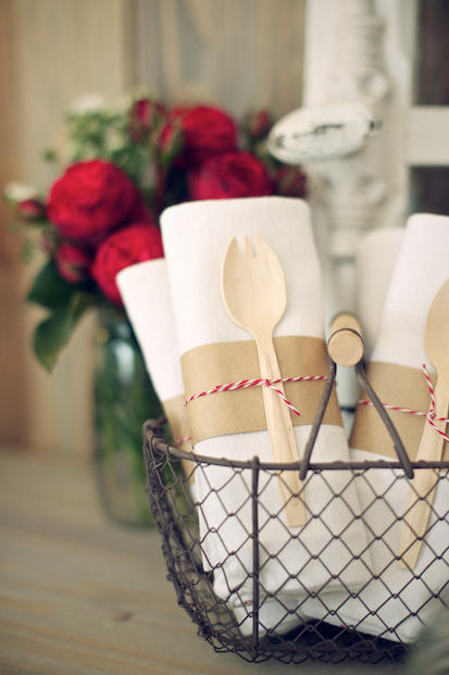 blog-mariage-la-mariee-ax-pieds-nus-photographe-lovely-pics-charlotte-fraises-rhubarbe ©Lovely Pics / pique nique en vichy rouge