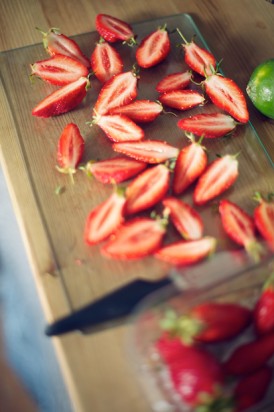 blog-mariage-la-mariee-aux-pieds-nus-recette-charlotte-fraises-rhubarbe-estragon-chloe-cuisine-en-vert-lovely-pics ©Lovely Pics / pique nique en vichy rouge
