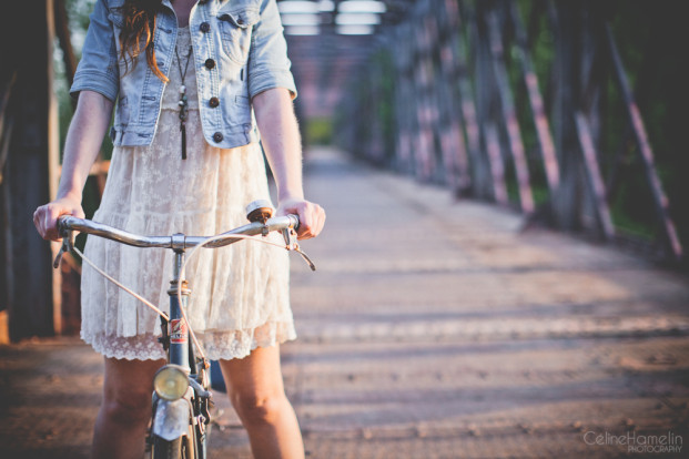 ©Celine Hamelin - Seance engagement a bicyclette - La mariee aux pieds nus