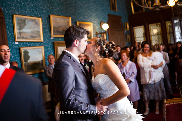 Eulalie-Samuel-LisaRenaultPhotographie-vrai-mariage-la-mariee-aux-pieds-nus