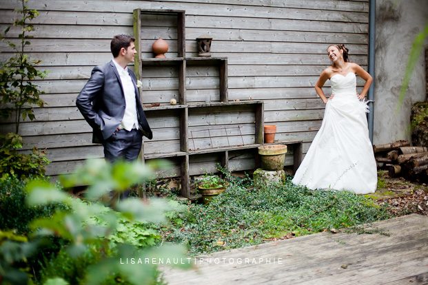 Eulalie-Samuel-LisaRenaultPhotographie-vrai-mariage-la-mariee-aux-pieds-nus