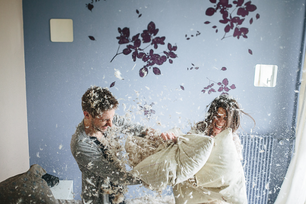 ©Jean Laurent Gaudy - Une seance engagement a la maison - La mariee aux pieds nus