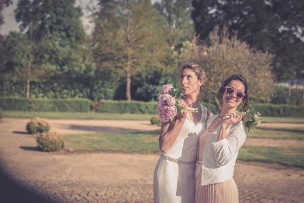 ©Maxime Vantorre - Le photographe de votre mariage - Un mariage en rose au domaine de la Corbe - La mariee aux pieds nus