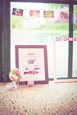 ©Maxime Vantorre - Le photographe de votre mariage - Un mariage en rose au domaine de la Corbe - La mariee aux pieds nus