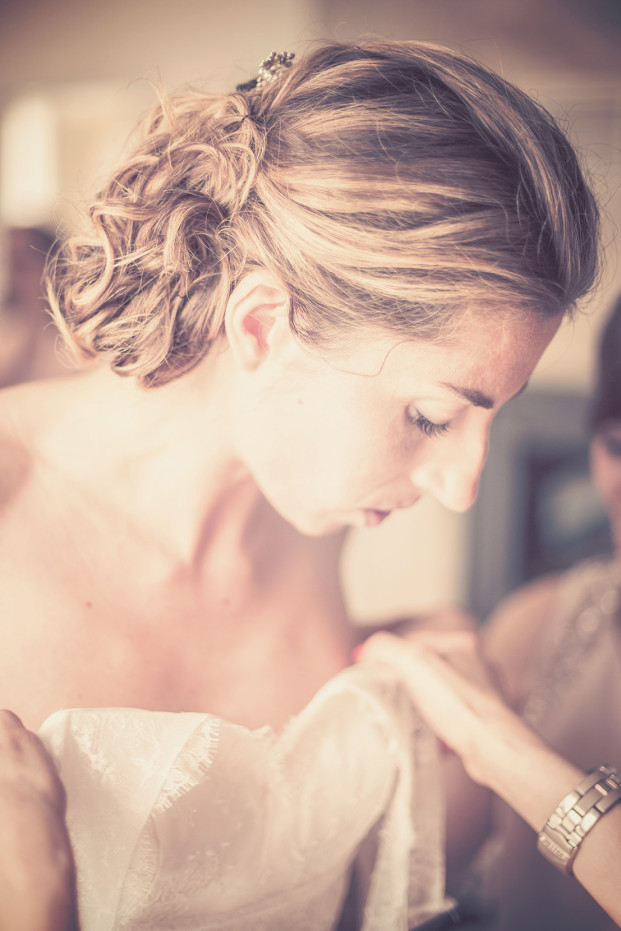©Maxime Vantorre - Le photographe de votre mariage - Un mariage en rose au domaine de la Corbe - La mariee aux pieds nus