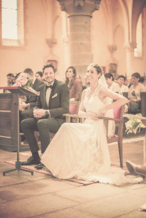 ©Maxime Vantorre - Le photographe de votre mariage - Un mariage en rose au domaine de la Corbe - La mariee aux pieds nus