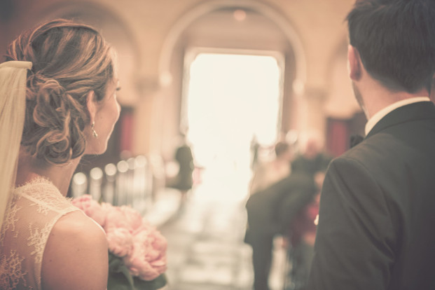 ©Maxime Vantorre - Le photographe de votre mariage - Un mariage en rose au domaine de la Corbe - La mariee aux pieds nus