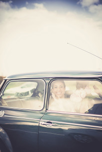 ©Maxime Vantorre - Le photographe de votre mariage - Un mariage en rose au domaine de la Corbe - La mariee aux pieds nus