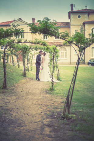 ©Maxime Vantorre - Le photographe de votre mariage - Un mariage en rose au domaine de la Corbe - La mariee aux pieds nus