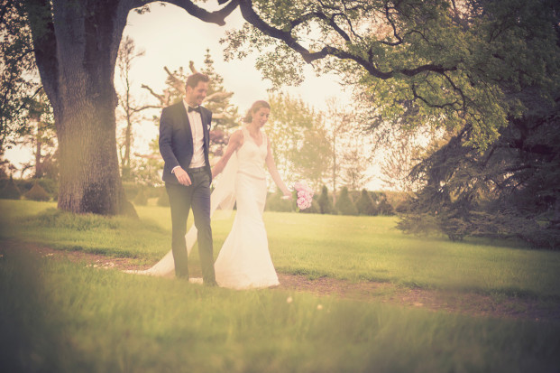 ©Maxime Vantorre - Le photographe de votre mariage - Un mariage en rose au domaine de la Corbe - La mariee aux pieds nus