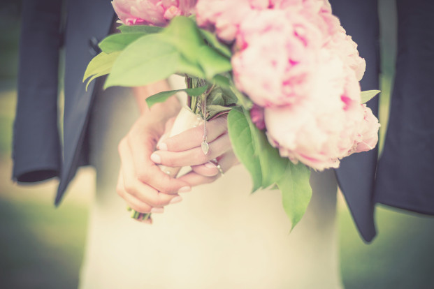 ©Maxime Vantorre - Le photographe de votre mariage - Un mariage en rose au domaine de la Corbe - La mariee aux pieds nus