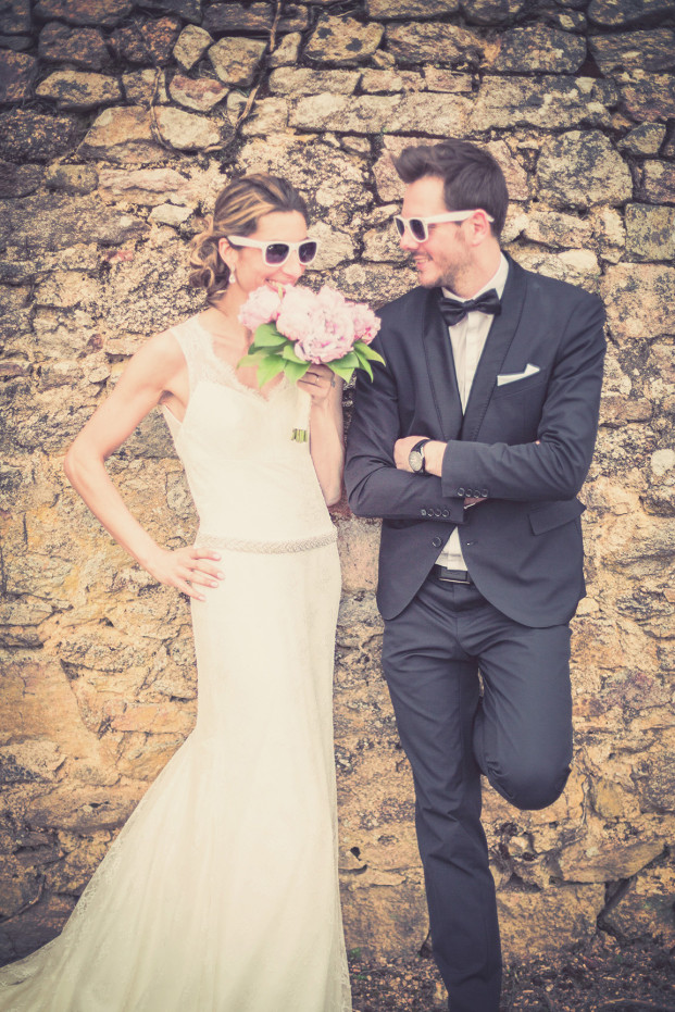©Maxime Vantorre - Le photographe de votre mariage - Un mariage en rose au domaine de la Corbe - La mariee aux pieds nus