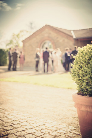 ©Maxime Vantorre - Le photographe de votre mariage - Un mariage en rose au domaine de la Corbe - La mariee aux pieds nus