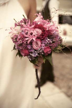 vrai-mariage-la-mariee-aux-pieds-nus-bouquet-de-mariee-champetre-rose