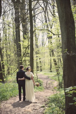 ©Fany Joly - Un mariage Liberty a La bergerie de Marquillies - La mariee aux pieds nus 