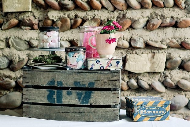 blog-mariage-la-mariee-aux-pieds-nus-mariage-recup-retro-brocante-Elena-FLEUTIAUX