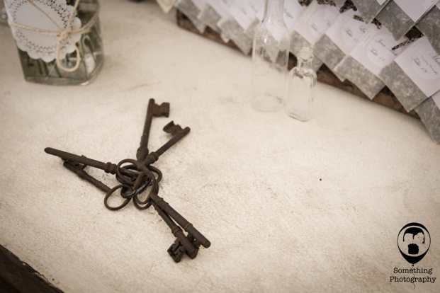©Something photography - Mariage Clos de l Orbrie - La mariee aux pieds nus