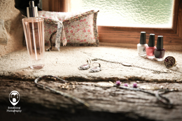 ©Something photography - Mariage Clos de l Orbrie - La mariee aux pieds nus