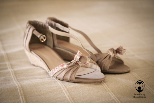 ©Something photography - Mariage Clos de l Orbrie - La mariee aux pieds nus