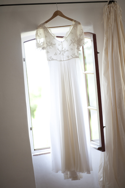 ©Les productions de la Fabrik - Mariage a l'Abbaye de Saint Eusebe - La mariee aux pieds nus