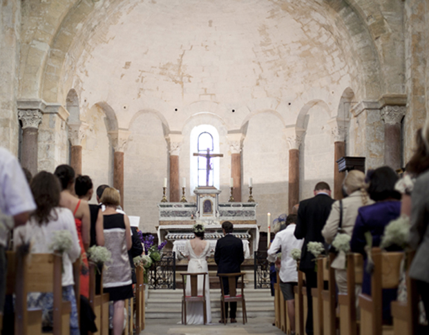 ©Les productions de la Fabrik - Mariage a l'Abbaye de Saint Eusebe - La mariee aux pieds nus