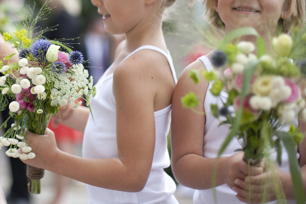 ©Les productions de la Fabrik - Mariage a l'Abbaye de Saint Eusebe - La mariee aux pieds nus