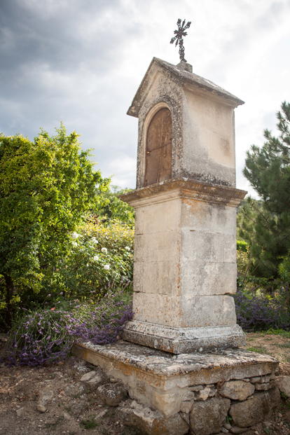 ©Les productions de la Fabrik - Mariage a l'Abbaye de Saint Eusebe - La mariee aux pieds nus