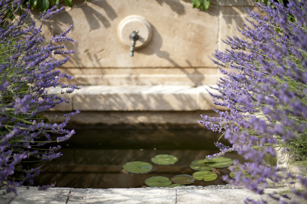 ©Les productions de la Fabrik - Mariage a l'Abbaye de Saint Eusebe - La mariee aux pieds nus