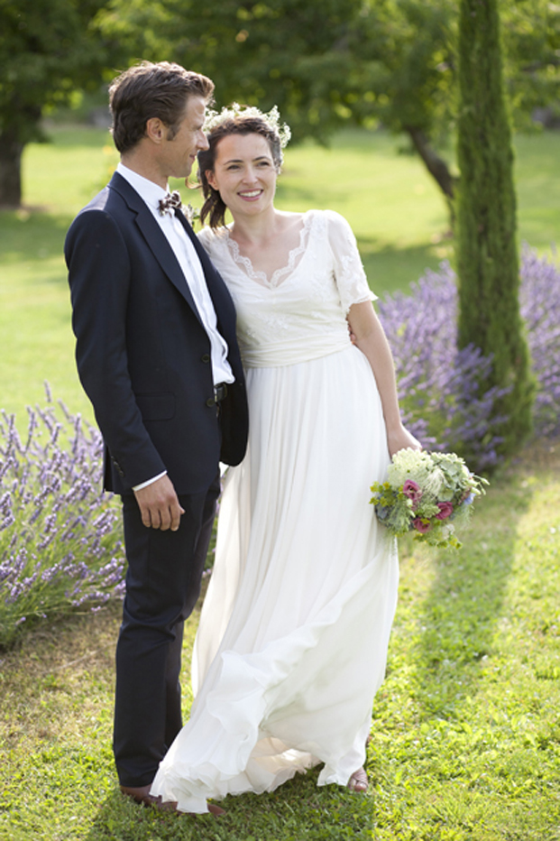 ©Les productions de la Fabrik - Mariage a l'Abbaye de Saint Eusebe - La mariee aux pieds nus