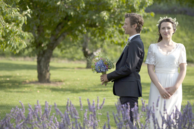 ©Les productions de la Fabrik - Mariage a l'Abbaye de Saint Eusebe - La mariee aux pieds nus