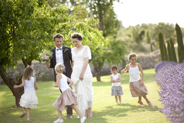 ©Les productions de la Fabrik - Mariage a l'Abbaye de Saint Eusebe - La mariee aux pieds nus ©Les productions de la Fabrik - Mariage a l'Abbaye de Saint Eusebe - La mariee aux pieds nus