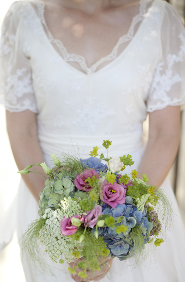 ©Les productions de la Fabrik - Mariage a l'Abbaye de Saint Eusebe - La mariee aux pieds nus