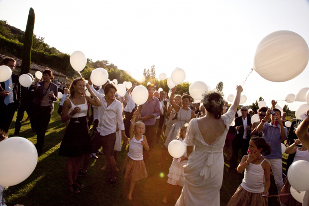 ©Les productions de la Fabrik - Mariage a l'Abbaye de Saint Eusebe - La mariee aux pieds nus