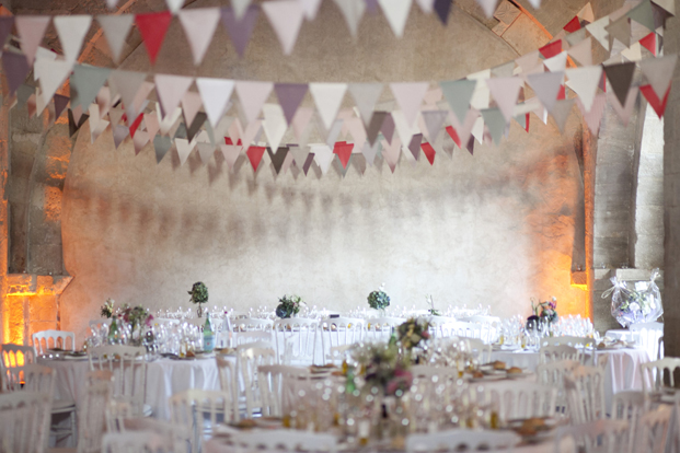 ©Les productions de la Fabrik - Mariage a l'Abbaye de Saint Eusebe - La mariee aux pieds nus