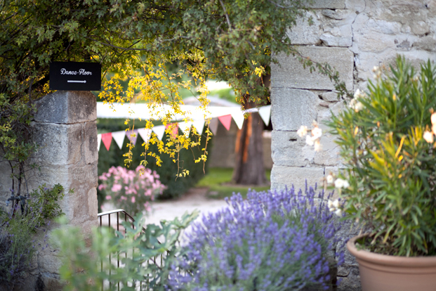 ©Les productions de la Fabrik - Mariage a l'Abbaye de Saint Eusebe - La mariee aux pieds nus ©Les productions de la Fabrik - Mariage a l'Abbaye de Saint Eusebe - La mariee aux pieds nus