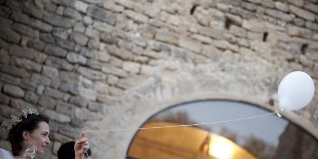 ©Les productions de la Fabrik - Mariage a l'Abbaye de Saint Eusebe - La mariee aux pieds nus