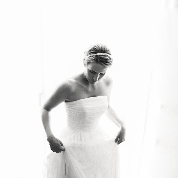 UnPlusUnPhotographie - Mariage a Paris - Maisons des Polytechniciens - La mariee aux pieds nus