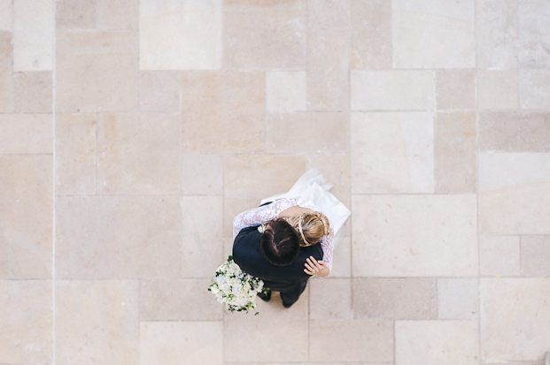 UnPlusUnPhotographie - Mariage a Paris - Maisons des Polytechniciens - La mariee aux pieds nus