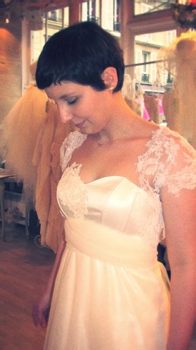 Nessa, boléro de dentelle.