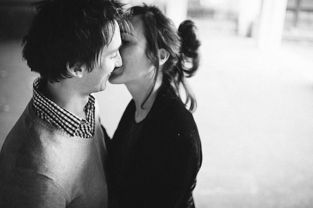 ©Pretty Days - Seance engagement a Arcangues - La mariee aux pieds nus