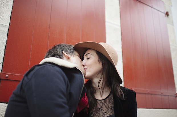 ©Pretty Days - Seance engagement a Arcangues - La mariee aux pieds nus