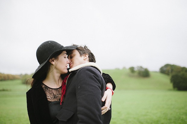 ©Pretty Days - Seance engagement a Arcangues - La mariee aux pieds nus