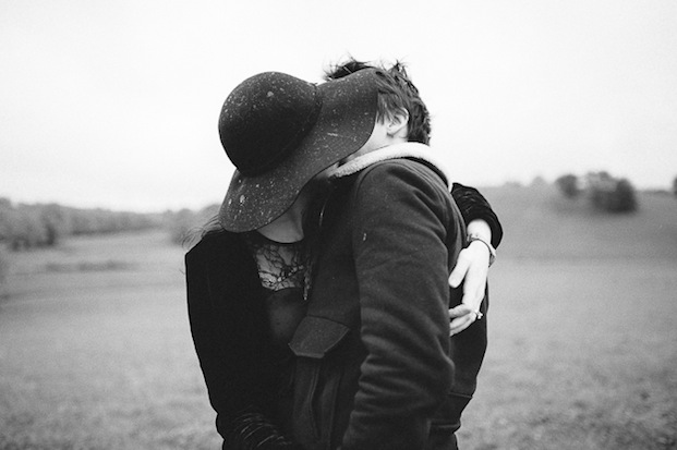 ©Pretty Days - Seance engagement a Arcangues - La mariee aux pieds nus