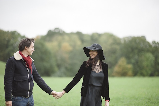 ©Pretty Days - Seance engagement a Arcangues - La mariee aux pieds nus