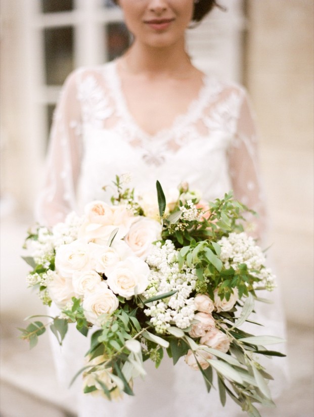 Ruth Eileen - Un mariage pastel en Bourgogne au chateau de Varennes - Sylvie Gil Workshop - La mariée aux pieds nus