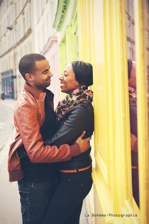 ©La boheme - seance engagement Canal Saint Martin Paris - La mariee aux pieds nus