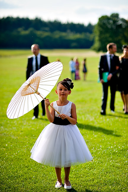 vrai-mariage-amypunky-photography-la-mariee-aux-pieds-nus-cortege-ombrelle